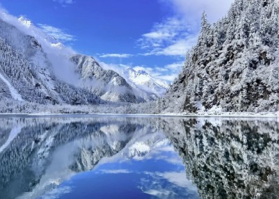 元旦假期期间，毕棚沟景区内冰天雪地、热火朝天